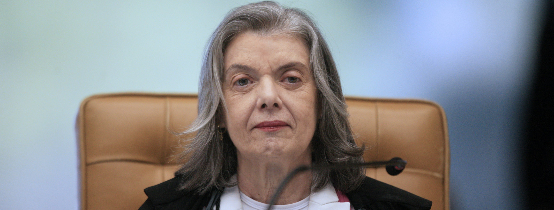 Cármen Lúcia assume TSE em meio à tensão com Senado