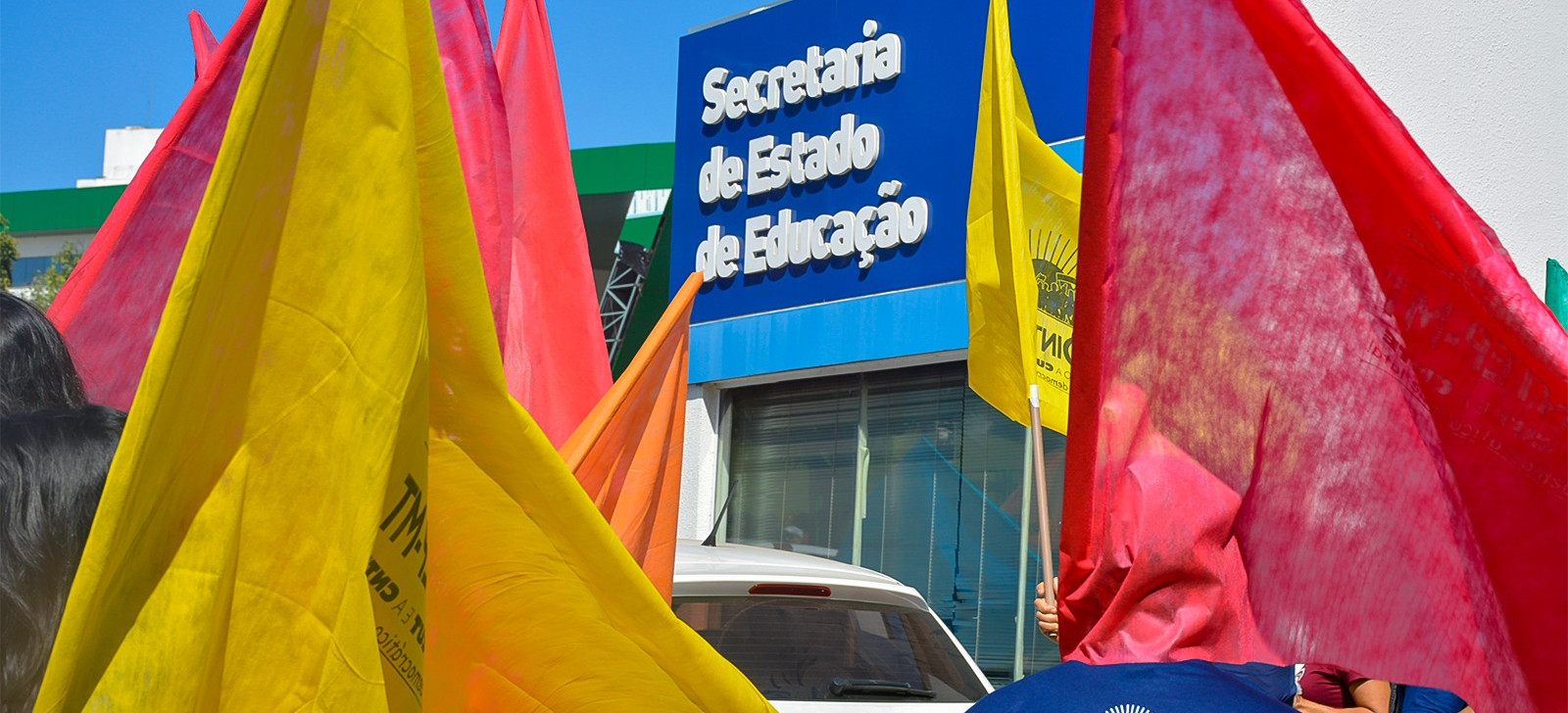 Profissionais da educação pressionam governo e ameaçam greve em Mato Grosso