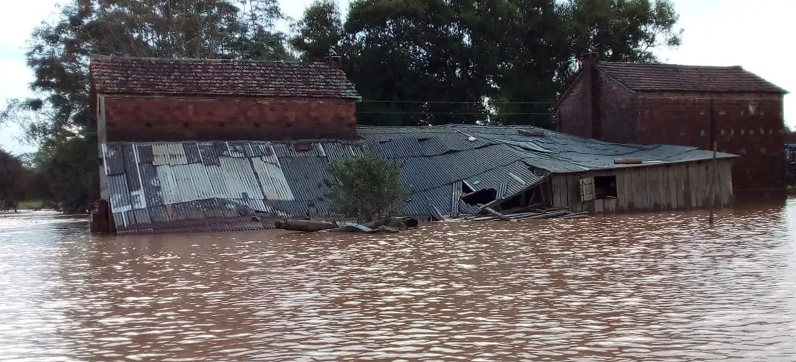 Casa quase submersa pela cheia no Rio Grande do Sul (Reprodução/Ministério do Desenvolvimento Agrário)