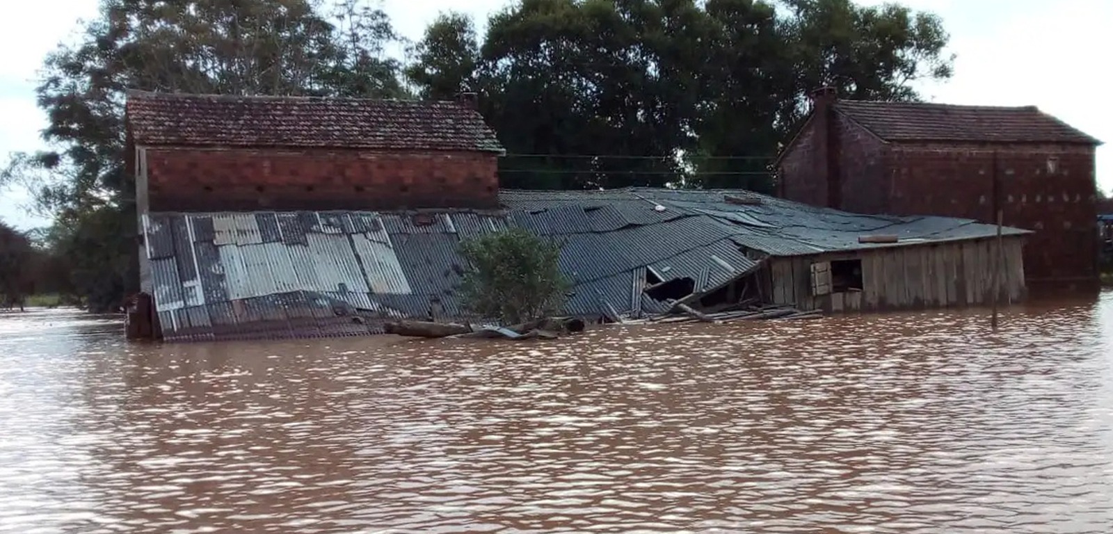 Número de mortos em enchentes no RS sobe para 180, diz Defesa Civil