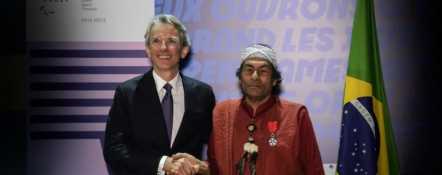 Ailton Krenak recebe honraria da França por defesa dos povos indígenas