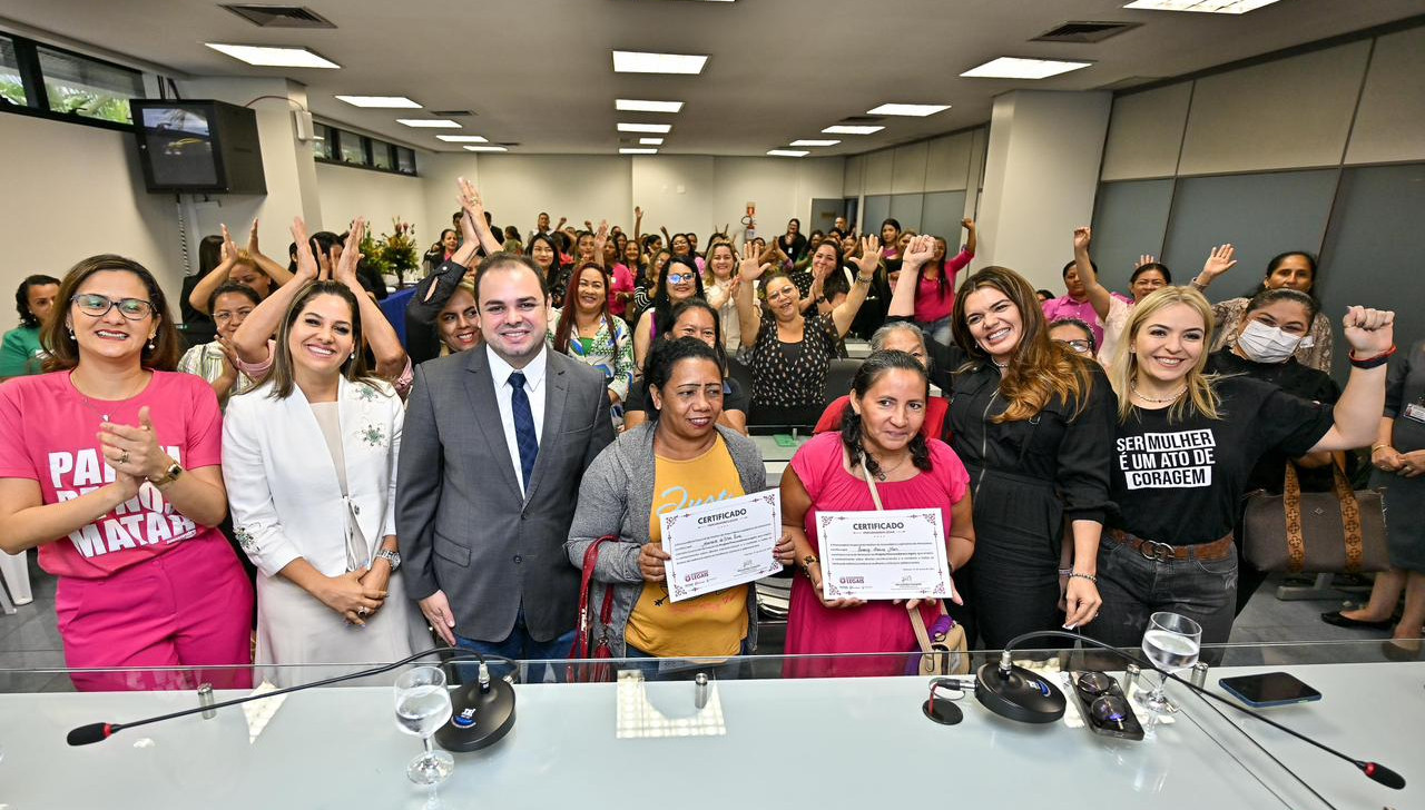 Presidente da Aleam destaca relevância da Procuradoria da Mulher durante entrega de certificados