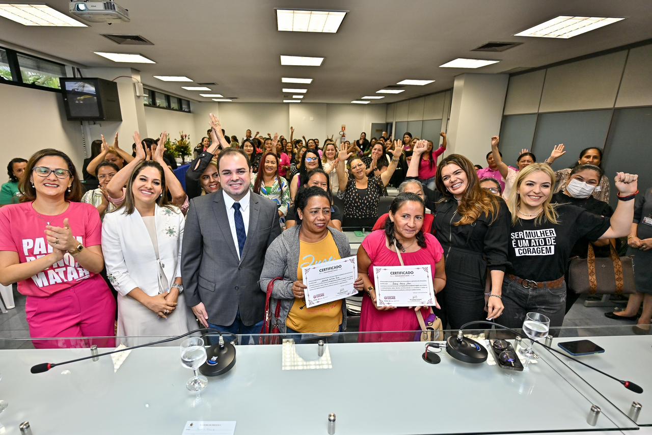 Presidente da Aleam destaca relevância da Procuradoria da Mulher durante entrega de certificados