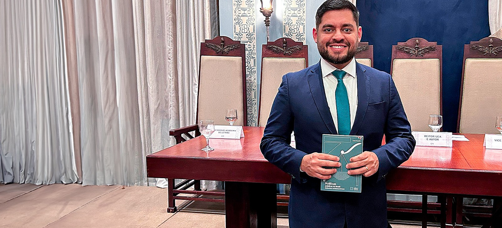 Livro de reitor da UEA reúne artigos sobre políticas públicas e reflexões da atualidade