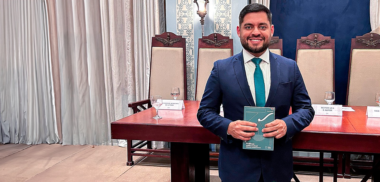 Livro de reitor da UEA reúne artigos sobre políticas públicas e reflexões da atualidade