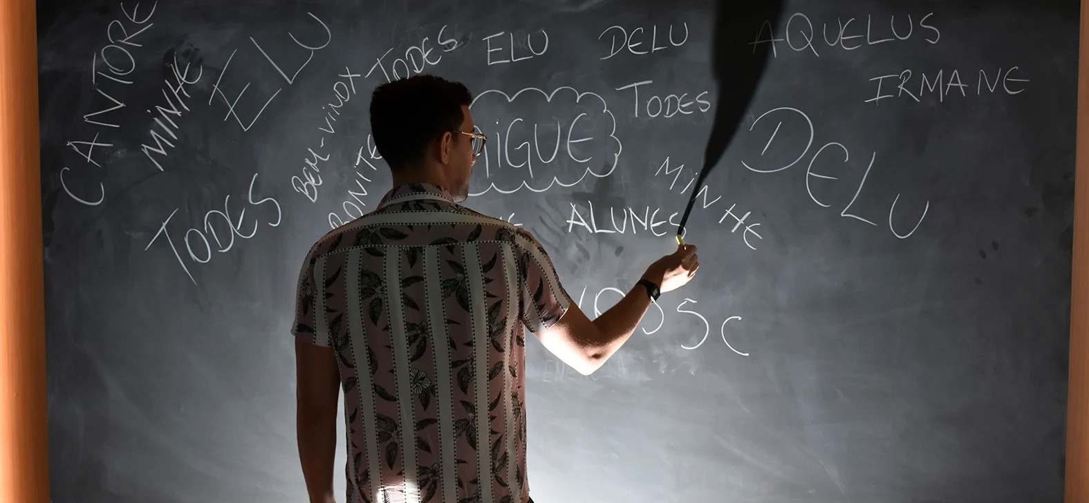 ‘Todes’: linguagem neutra torna comunicação mais inclusiva, defende linguista