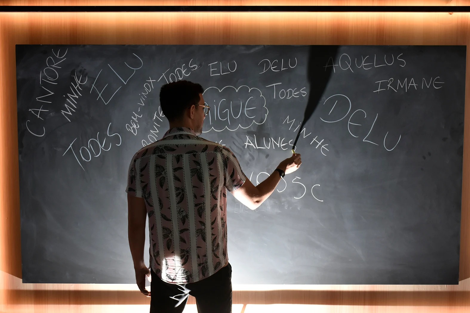 ‘Todes’: linguagem neutra torna comunicação mais inclusiva, defende linguista