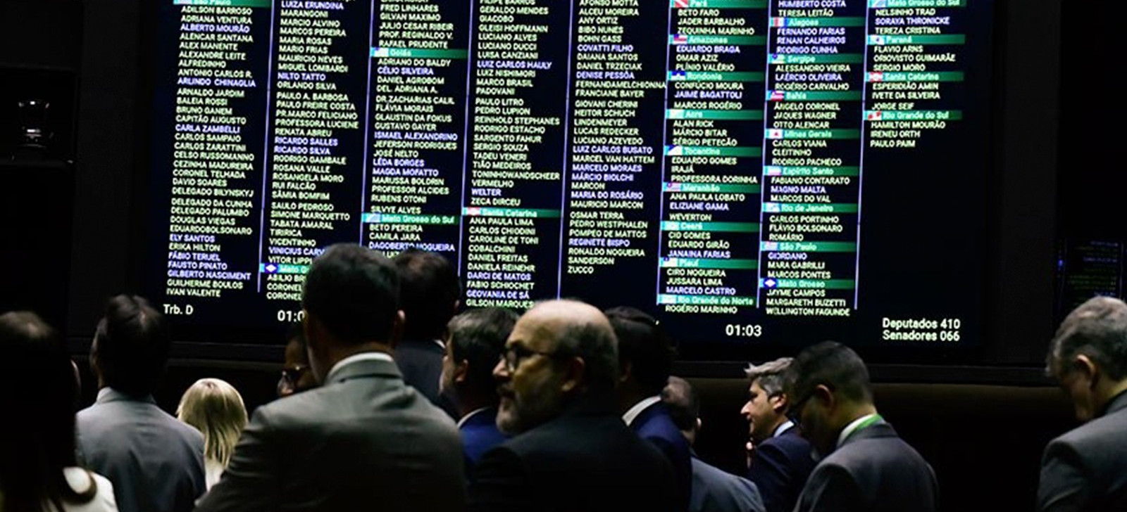 Com 317 votos a favor, Congresso mantém veto de Bolsonaro que permite fake news