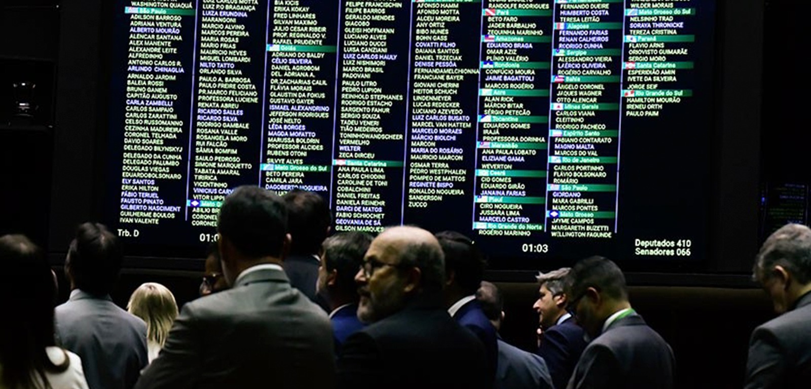 Com 317 votos a favor, Congresso mantém veto de Bolsonaro que permite fake news