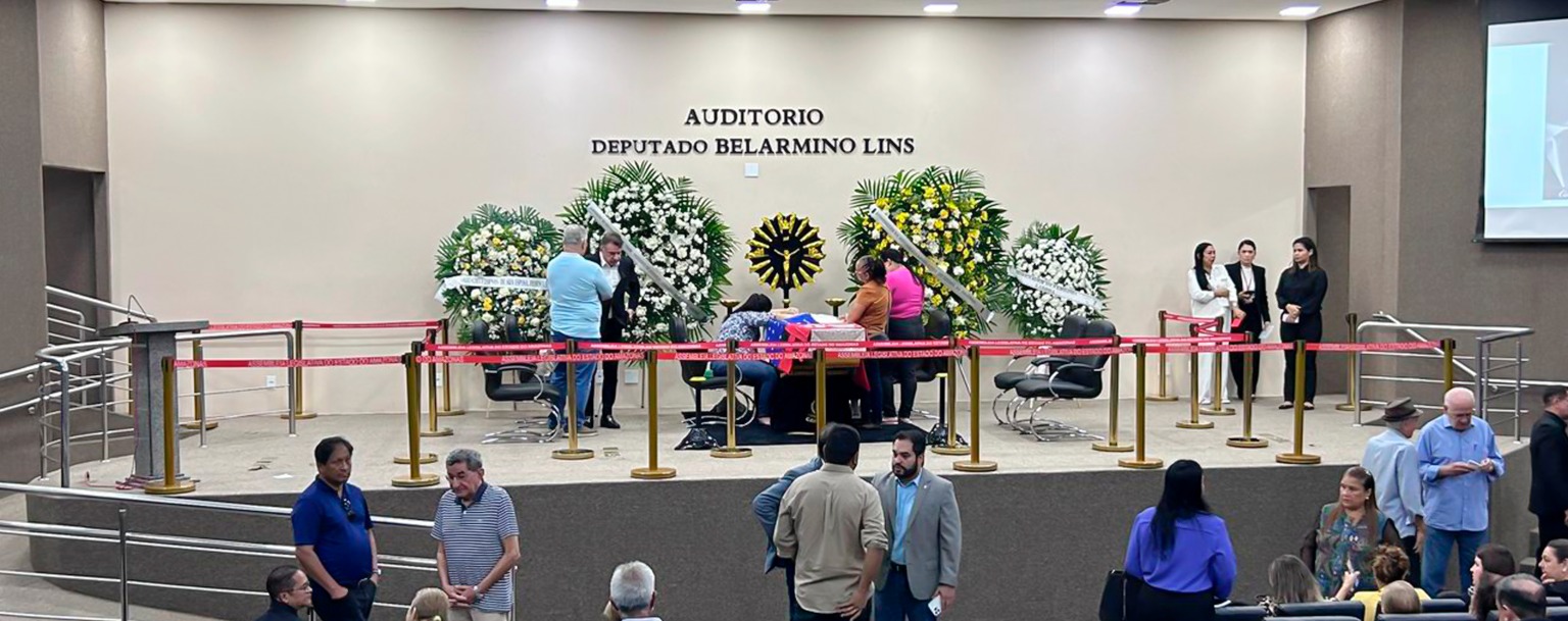 Amigos e familiares se despedem de Arthur Bisneto em velório na Aleam