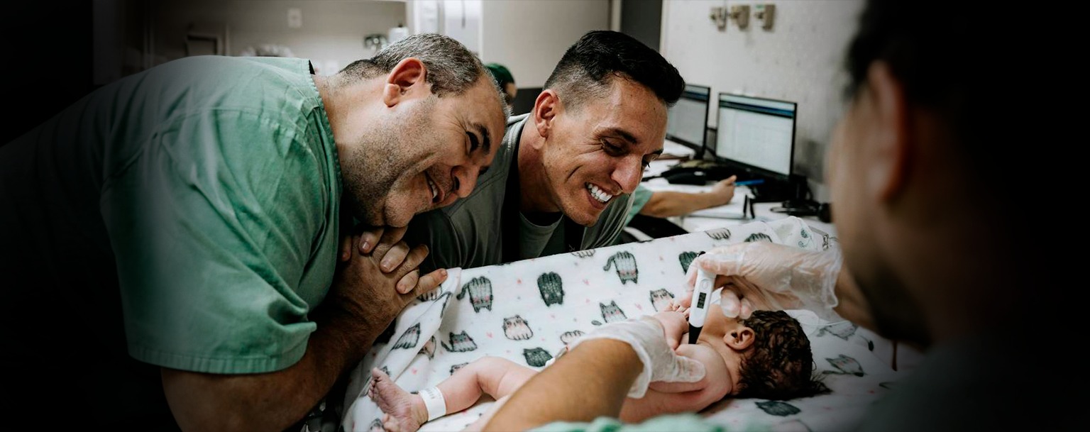 Bebê com DNA dos dois pais nasce no Dia Internacional Contra a Homofobia