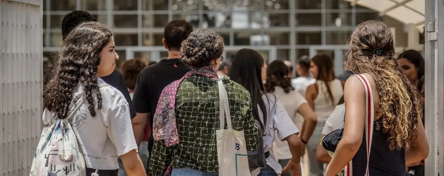 Alunos comparecendo ao Exame Nacional do Ensino Médio (Rafa Neddermeyer/Agência Brasil)