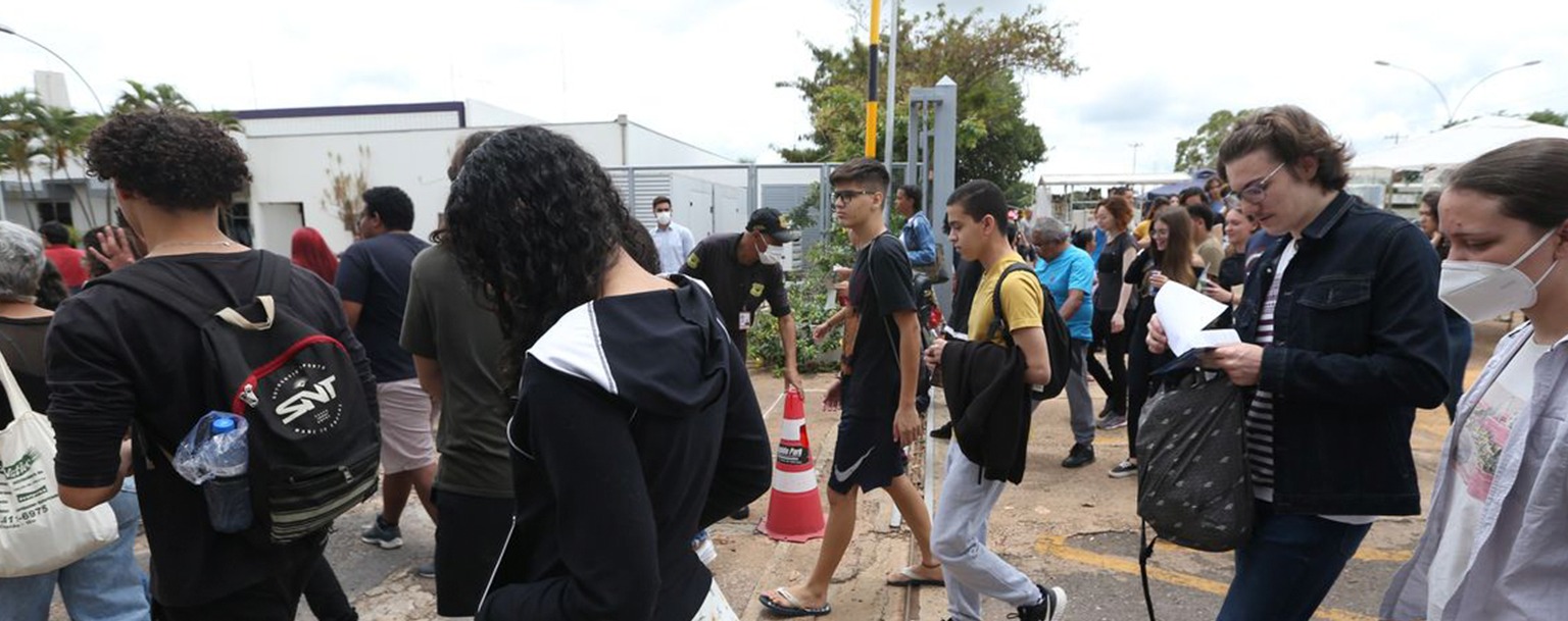 Jovens no Exame Nacional do Ensino Médio (Reprodução/Valter Campanato/Agência Brasil)