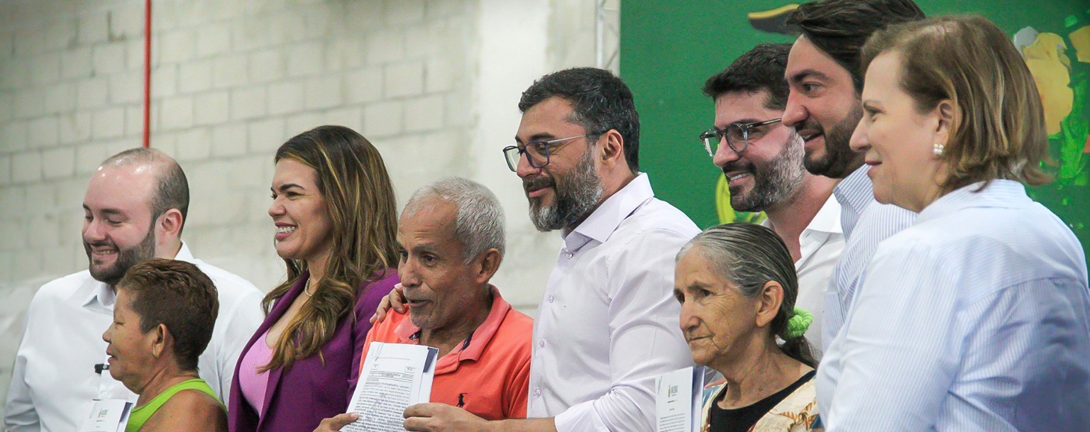 Governador do AM regulariza mais de 2,5 mil unidades habitacionais