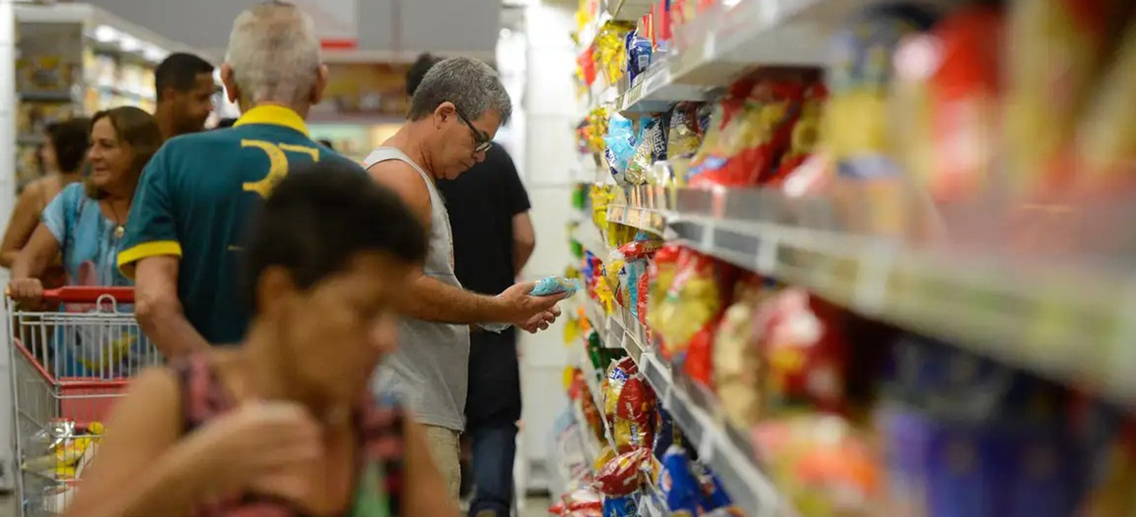 Pessoas compram alimentos em supermercado no Brasil (Agência Brasil)