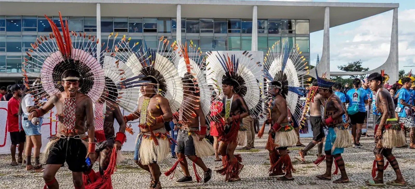 Indígenas em manifestação na Praça dos Três Poderes, em Brasília (Agência Brasil)