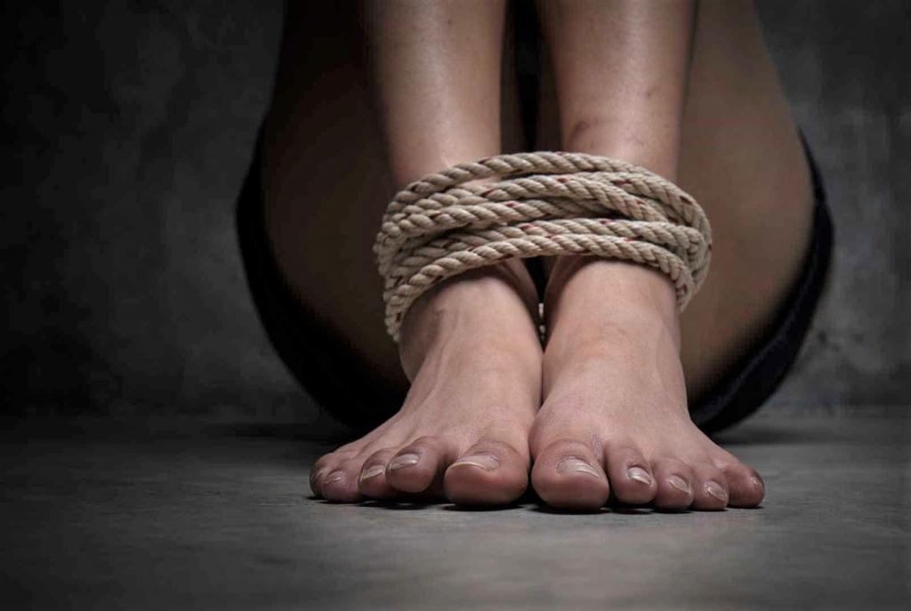 Dificuldade para conciliar trabalho e filhos torna mulheres mais vulneráveis ao tráfico de pessoas, diz relatório