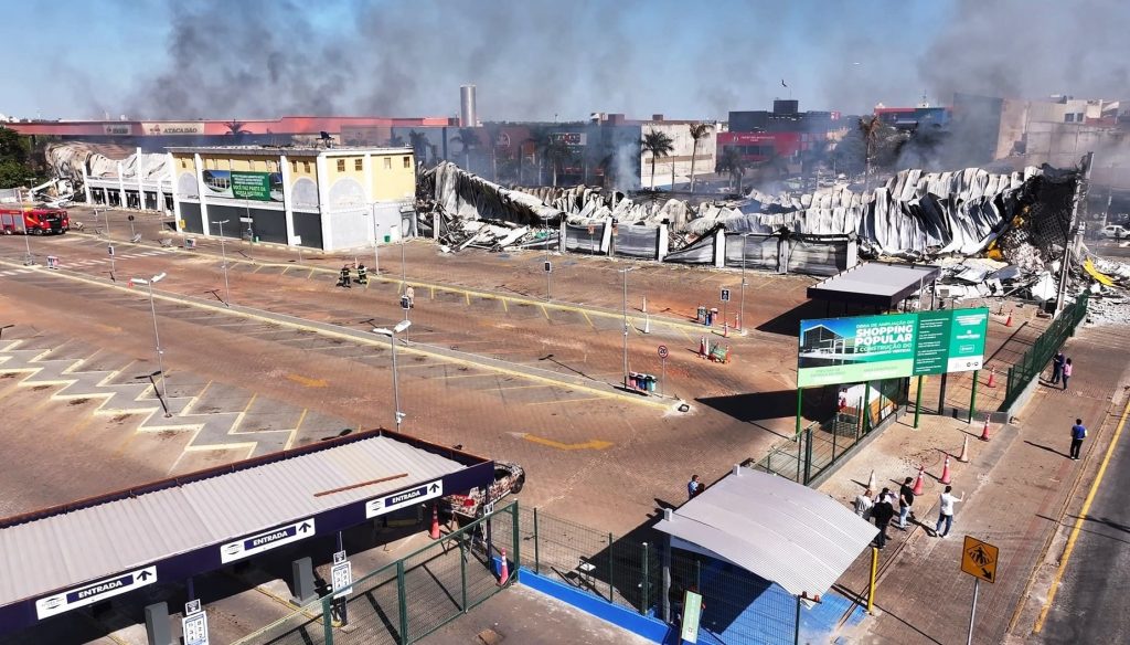 estacionamento e prédio após incêndio de shopping popular de cuiabá.