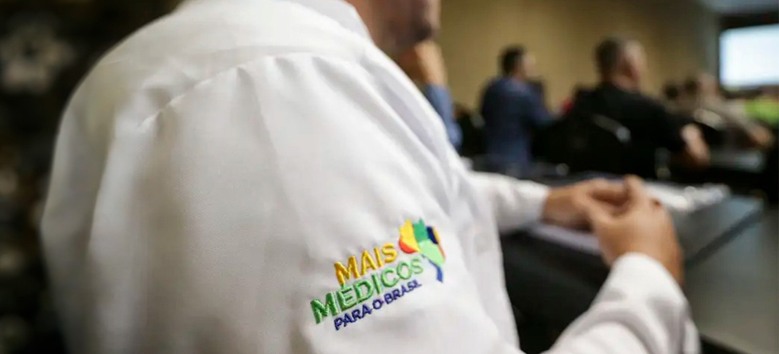 Profissional veste jaleco com a logo do Programa Mais Médicos (Divulgação)