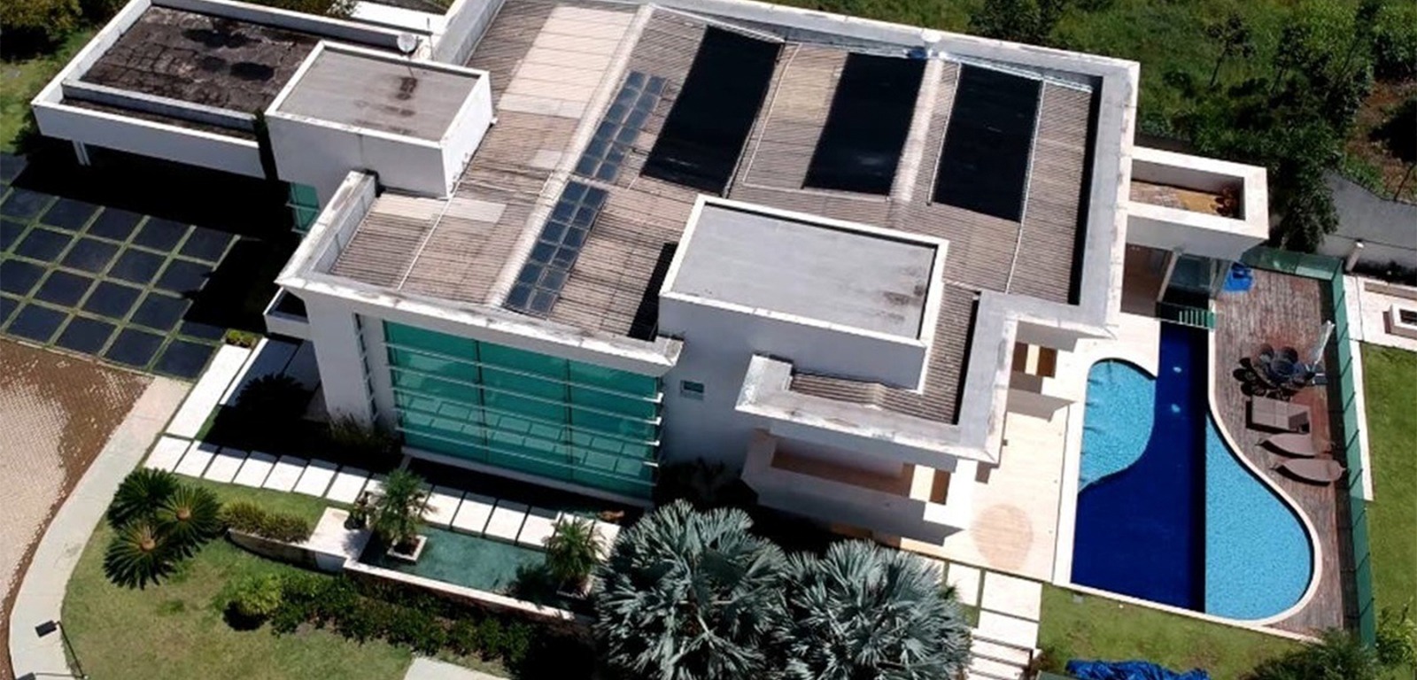 Flávio Bolsonaro paga R$ 3,4 milhões extras e quita mansão