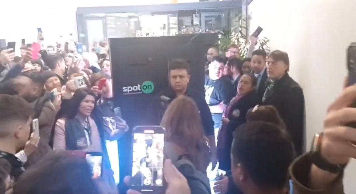 Jornalistas são hostilizados em evento da extrema direita; veja vídeo