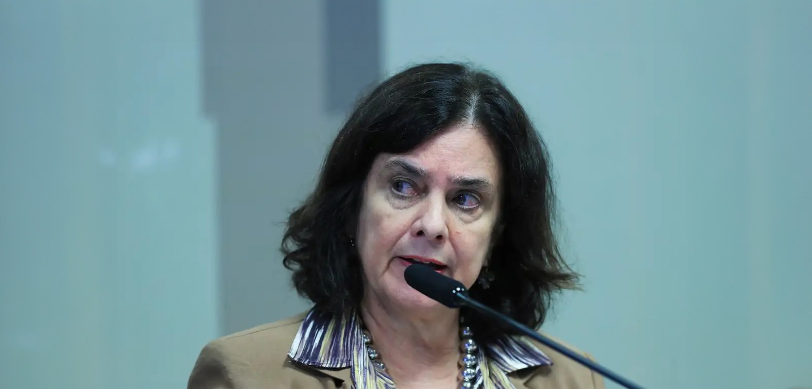 Ministra da saúde critica direita por propagar desinformação e incentiva combate: ‘É uma guerra’