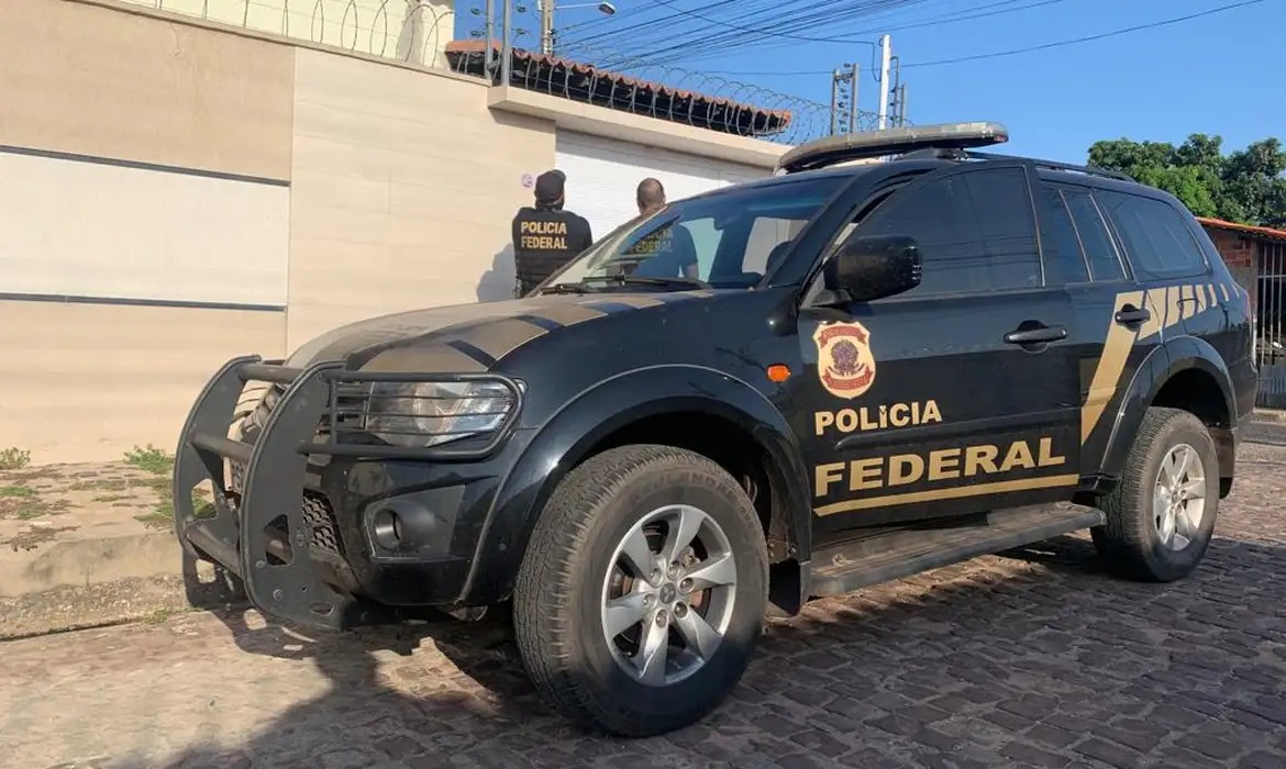 Viatura e agentes da Polícia Federal (© Divulgação/Polícia Federal)