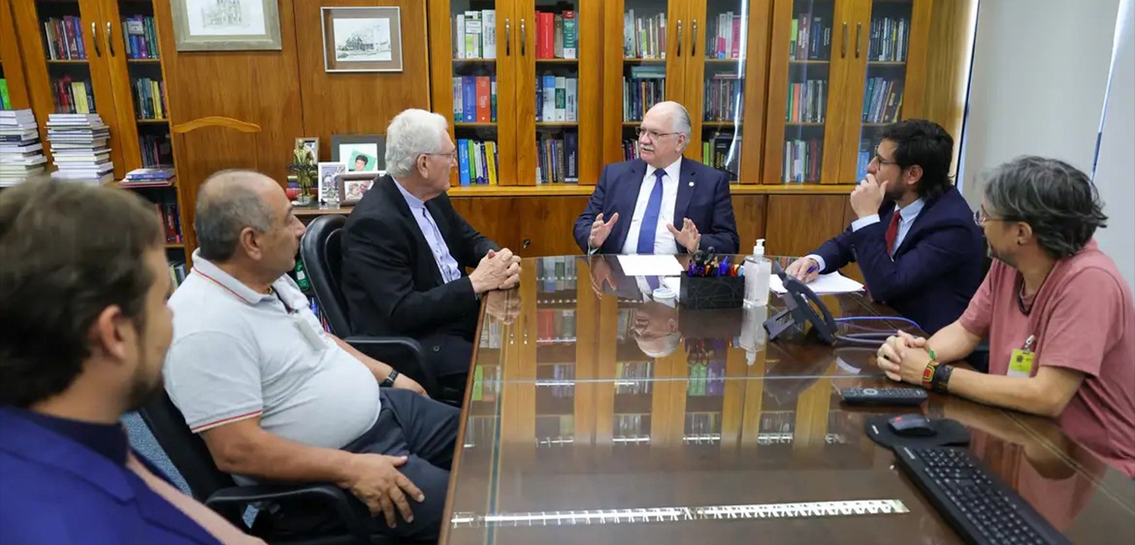 Reunião entre o ministro Edson Fachin, do STF, e defensores da causa indígena (Divulgação) 