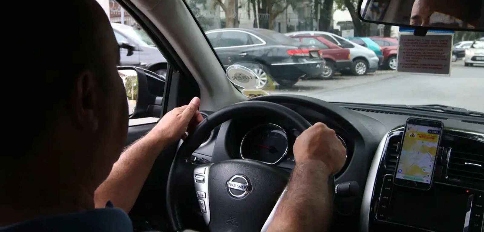 Um motorista segurando o volante de um carro (Divulgação/Agência Brasil) 