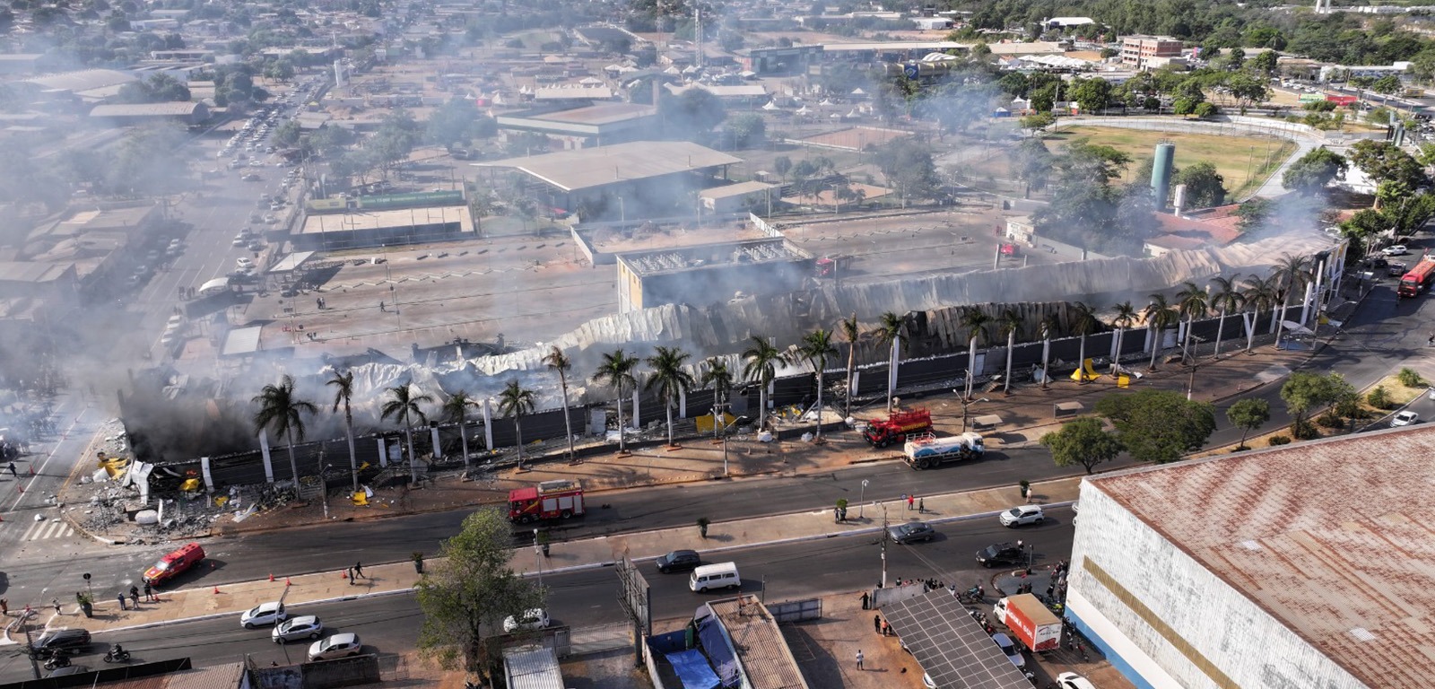 Imagem aérea mostra destruição em shopping popular de Cuiabá atingido por incêndio (Divulgação) 