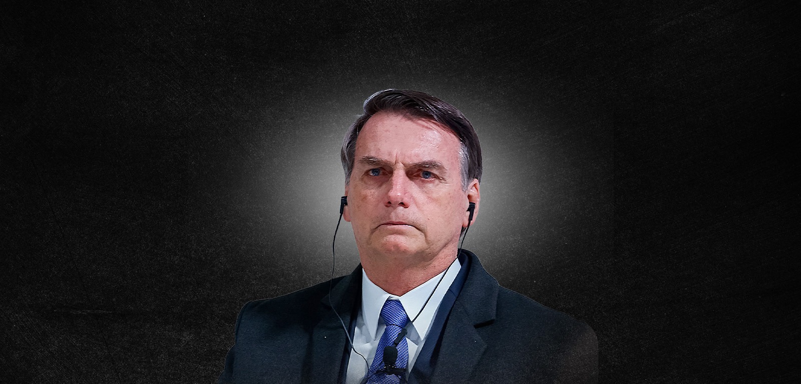 Ex-presidente Jair Bolsonaro com um fone de ouvido (Divulgação)