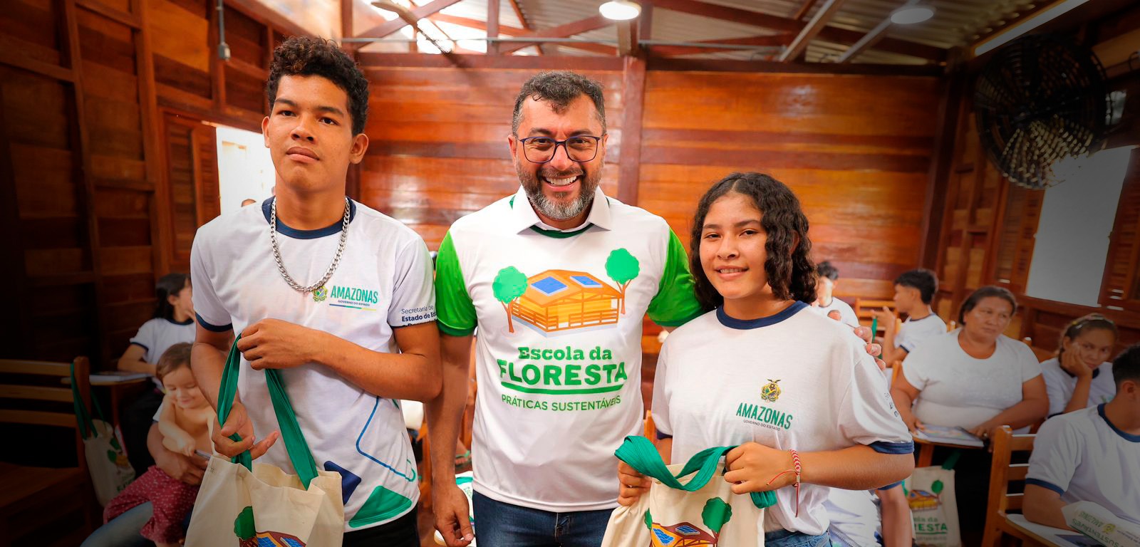 Alunos da Escola da Floresta ao lado do governador do Amazonas, Wilson Lima (Divulgação/Secom)