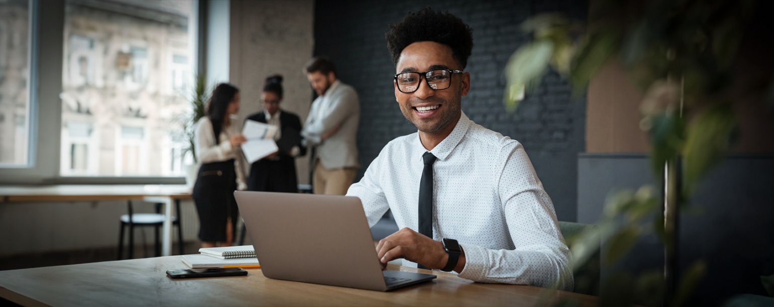 Homem usando um notebook (Reprodução/Getty Images)