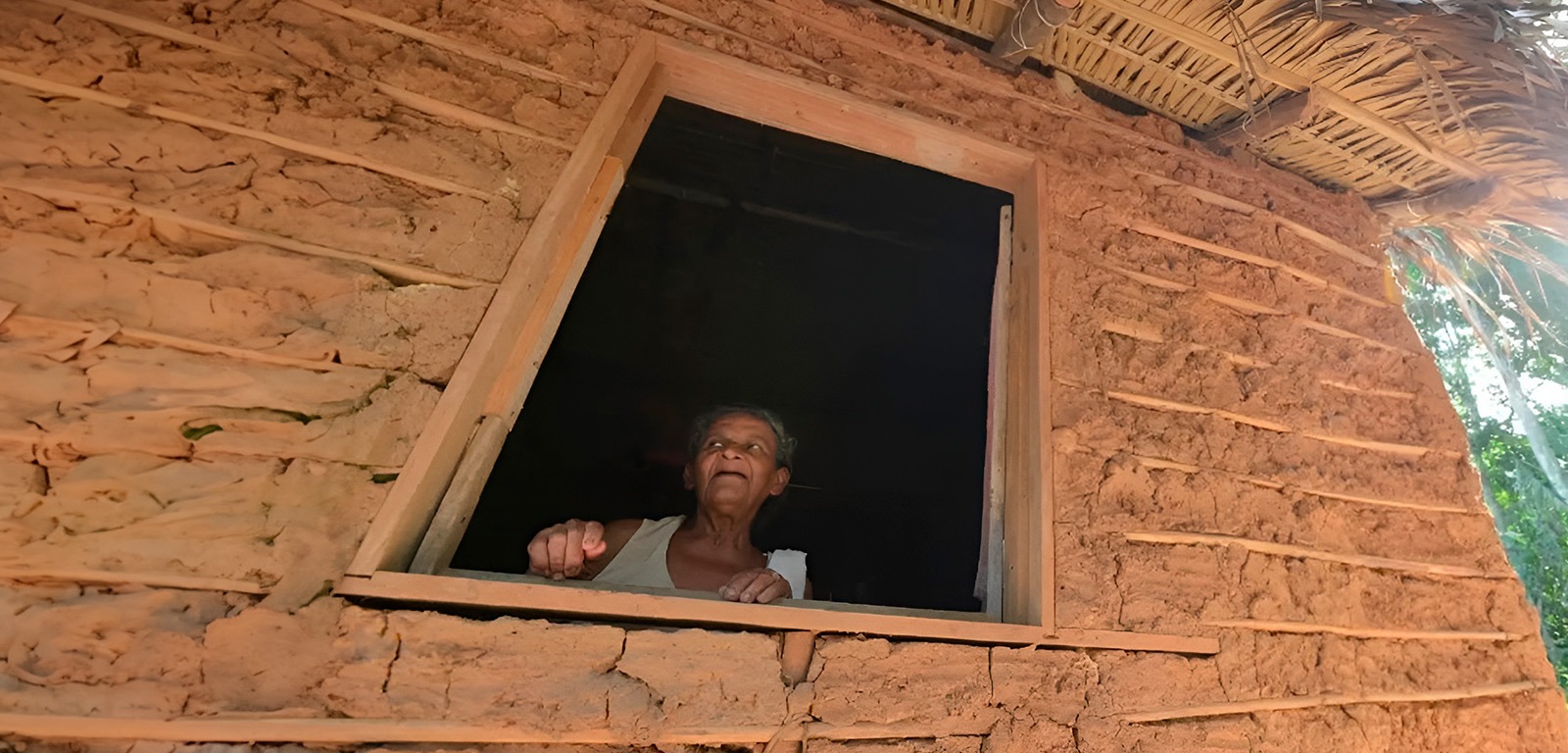 Moradora de um quilombo olha pela janela de sua residência (Agência Brasil)