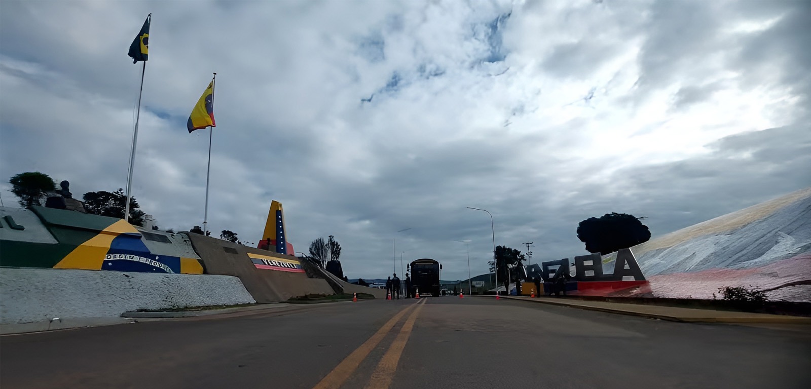 Maduro fecha fronteiras, veta observadores e recebe Celso Amorim