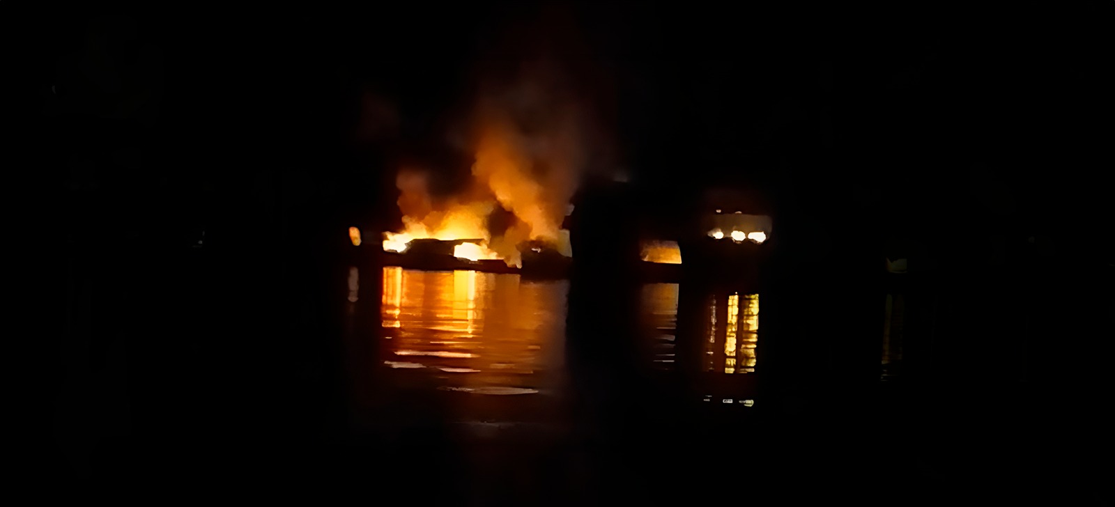 Incêndio atinge embarcação no interior do AM; há feridos e desaparecidos