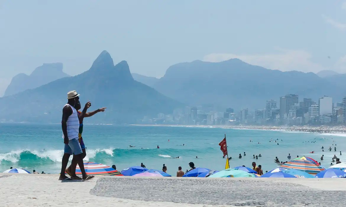 Turistas em praia no Rio de Janeiro (Tomaz Silva/Agência Brasil)