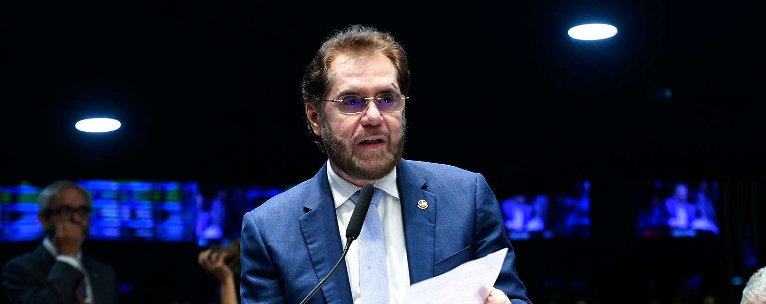 ‘Pesquisa e merda são a mesma coisa’, diz senador do Amazonas em convenção