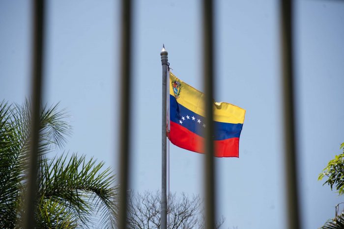 Venezuela: regime de Maduro prende inocentes após vitória em eleições, denuncia ONG