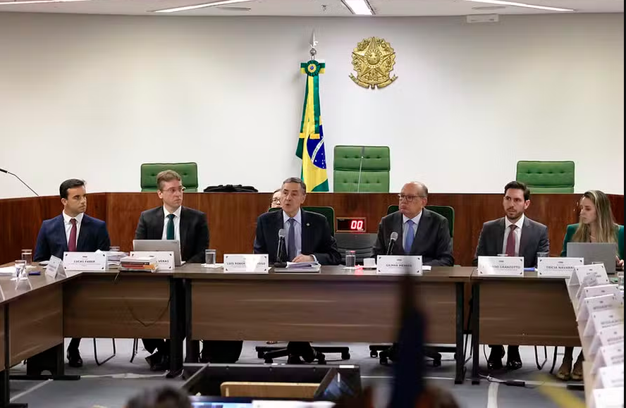 O presidente do STF, Luís Roberto Barroso, e o ministro Gilmar Mendes, durante audiência de concialiação — (Foto: Rosinei Coutinho/STF)
