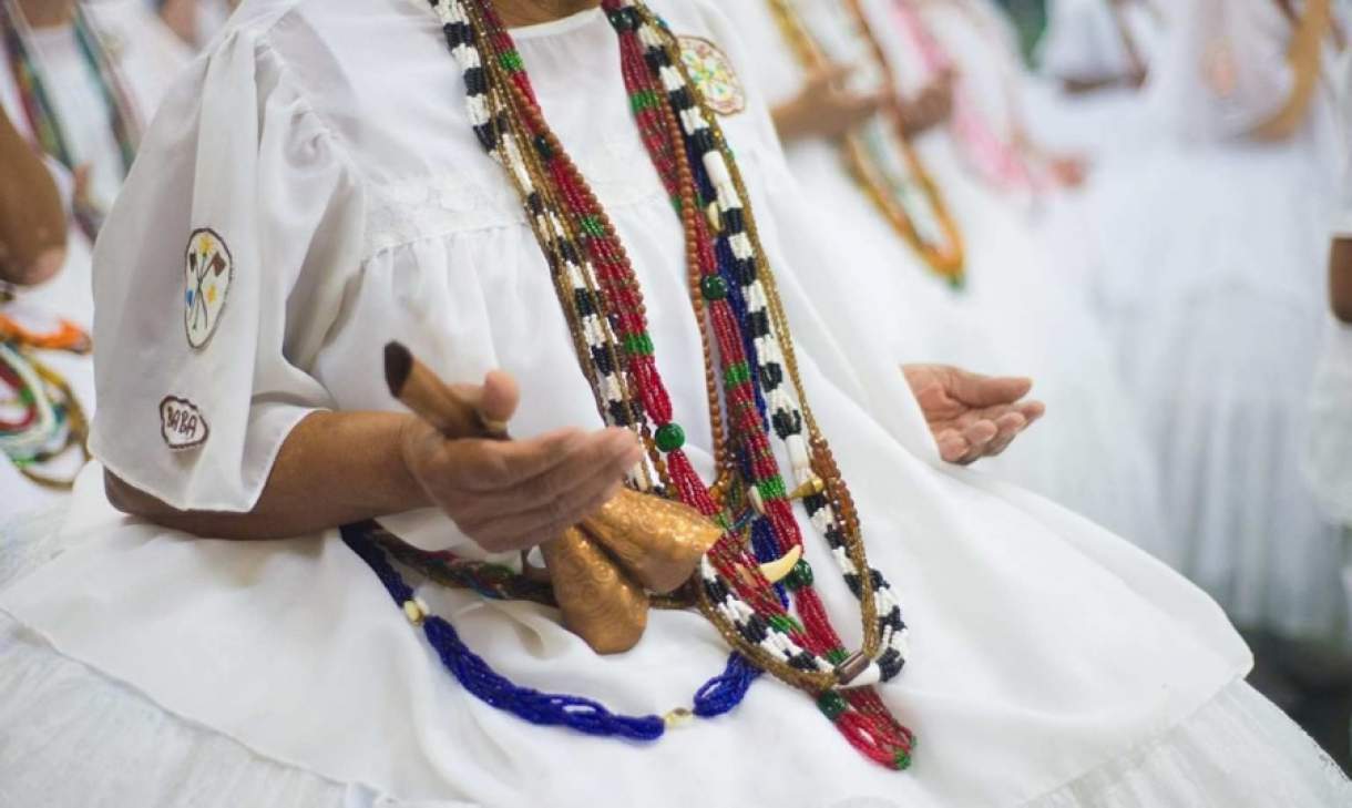 Mulher adepta da Umbanda, uma religião de matriz africana (Divulgação)