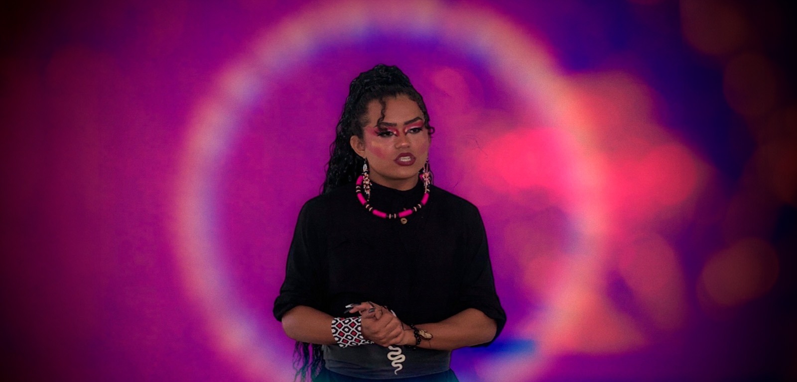 Mestra pela Ufam defende dissertação caracterizada como drag queen