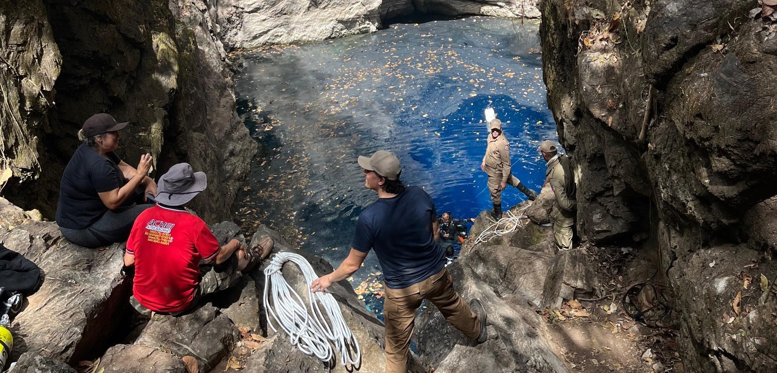 Pesquisadores exploram cavernas subaquáticas de dolina em Mato Grosso