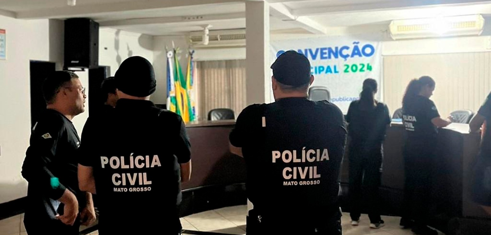 Policiais cumpriram mandados de busca e apreensão na Câmara Municipal de General Carneiro (Divulgação/PJC)