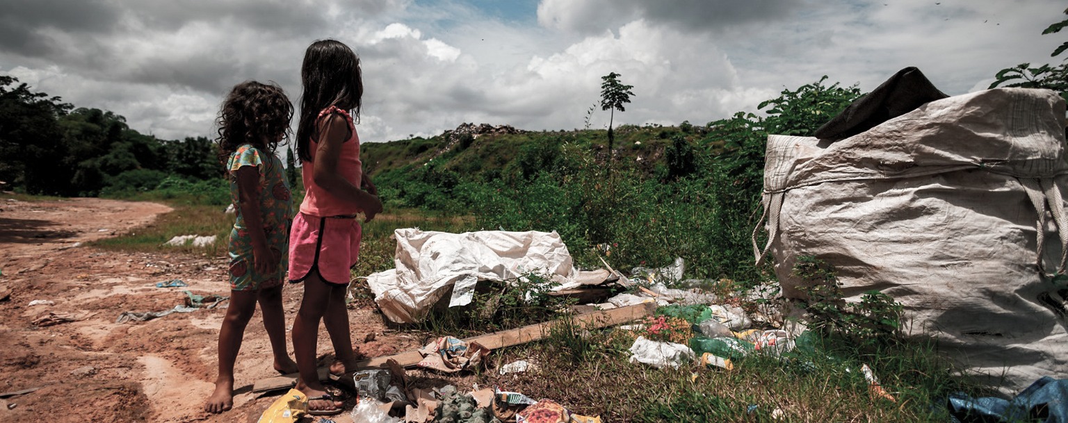 Crianças vivem nos limites do lixão de Araú, em Belém (Márcio Nagano/Revista Cenarium)