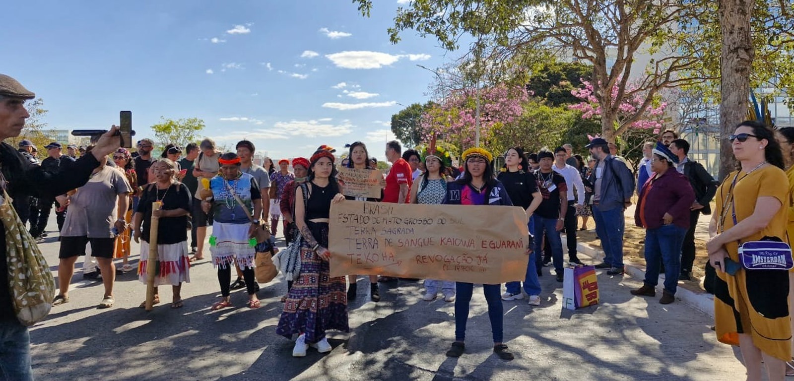 Lideranças indígenas protestam em frente ao edifício do MJSP (Ana Cláudia Leocádio/CENARIUM)