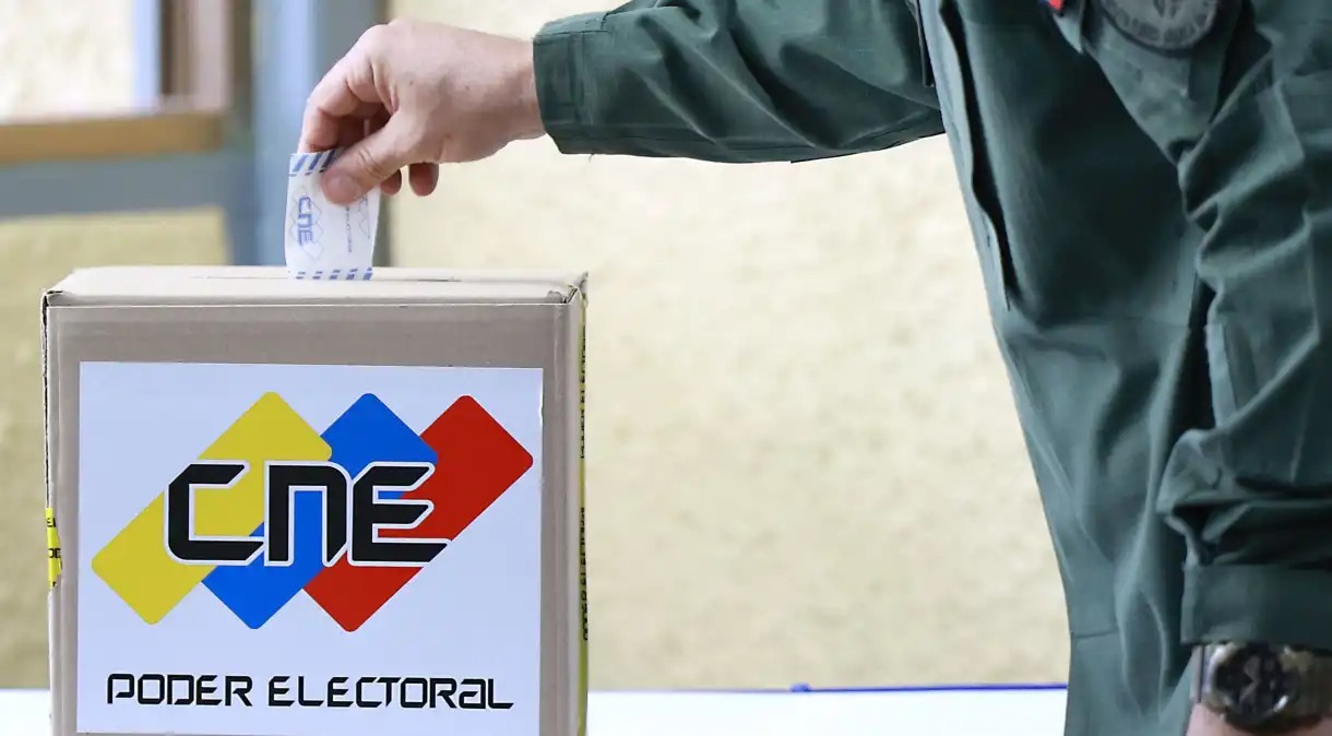 Uma pessoa vota durante as eleições presidenciais na Escola Ecológica Bolivariana Simon Rodriguez em 28 de julho de 2024 em Fort Tiuna, Caracas, Venezuela (
Jesus Vargas/Getty Images)