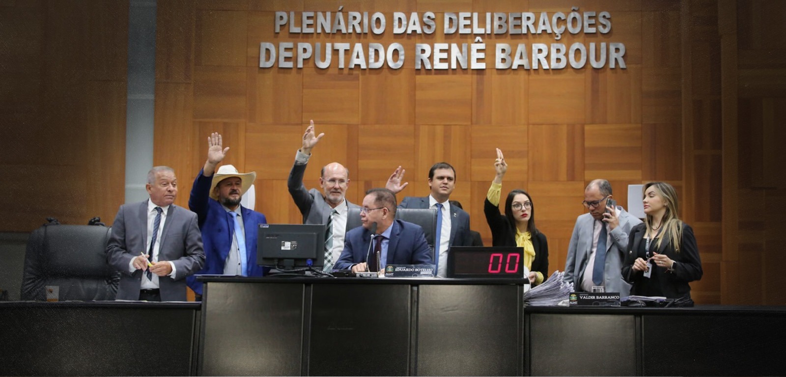 AL-MT aprova porte de arma para mulheres com medida protetiva; lei é inconstitucional