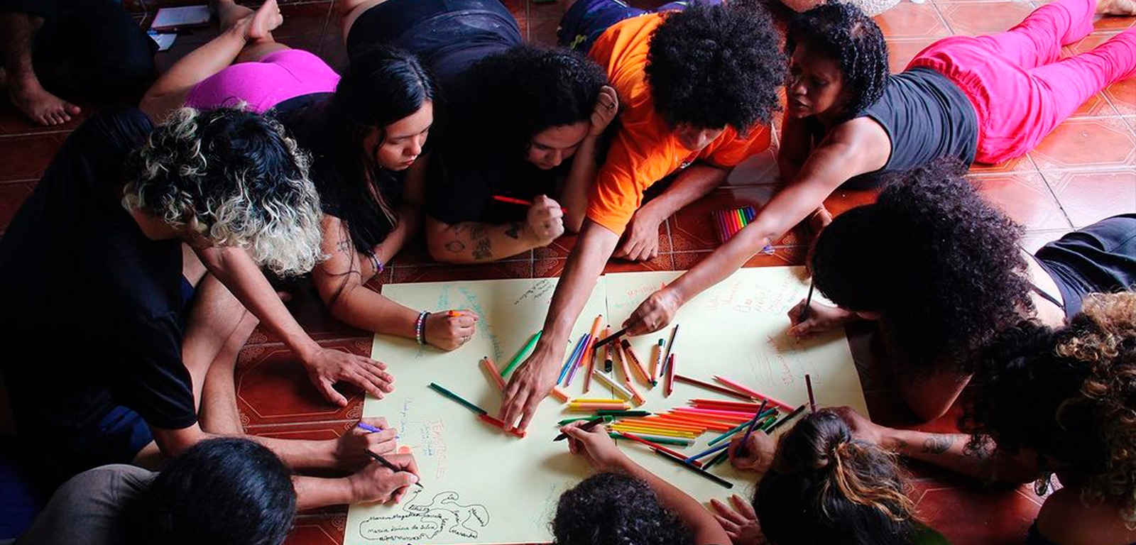Produtora leva aulas gratuitas de teatro a escolas da Zona Leste de Manaus