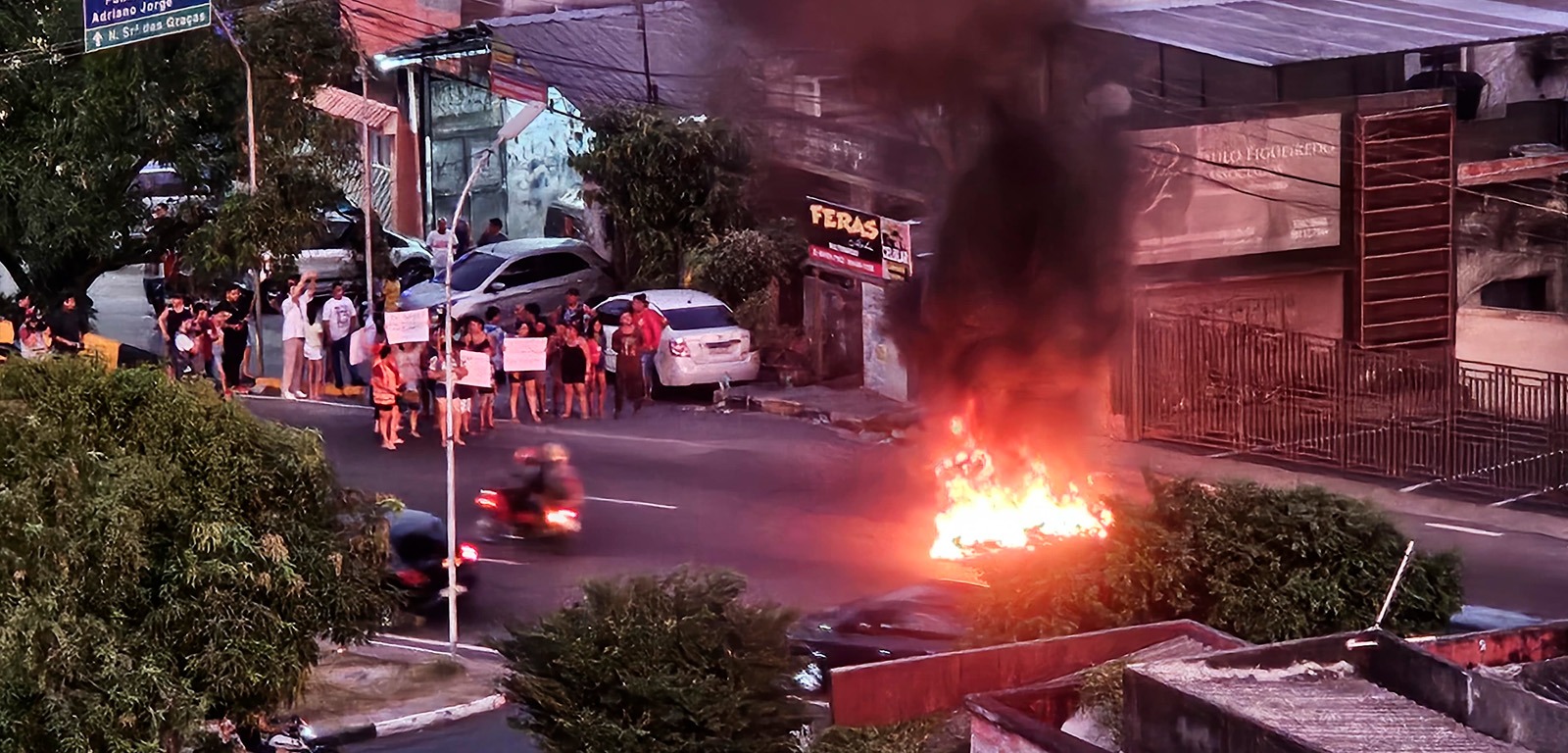 Manifestantes fecham avenida de Manaus em protesto contra David Almeida